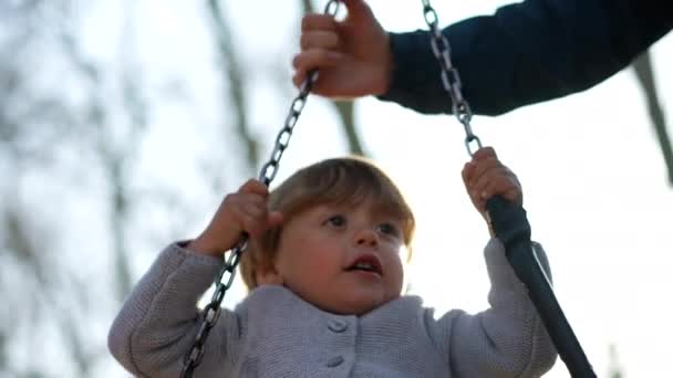 Mutter Dreht Kind Auf Spielplatz Schaukel Freien — Stockvideo