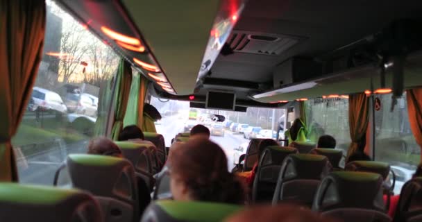 在欧洲乘坐公共汽车旅行的乘客的观点 从公共汽车的角度看问题 — 图库视频影像