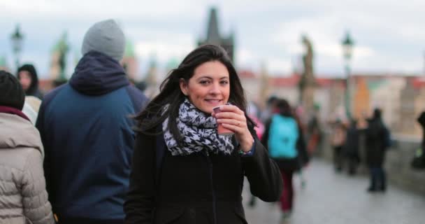 Жінка Посміхається Камери Коли Гарячий Теплий Напій Під Час Холодного — стокове відео