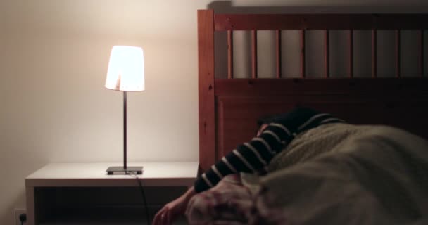 Νεαρή Γυναίκα Ξυπνάει Στη Μέση Της Νύχτας Ανίκανη Κοιμηθεί — Αρχείο Βίντεο