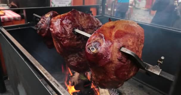 受欢迎的布拉格菜 大块肉烤肉猪腿准备在篝火上方的烤架上 捷克共和国的街头食品 — 图库视频影像