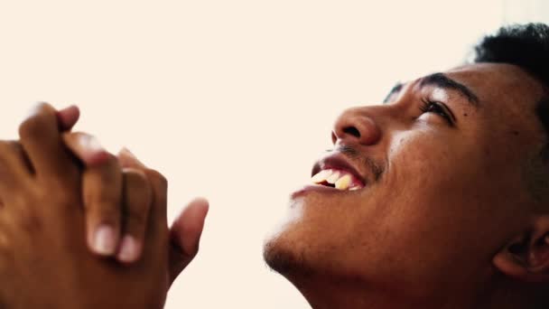 Agradecido Joven Sudamericano Sonriendo Cielo Sintiendo Presencia Dios Agradecido — Vídeos de Stock