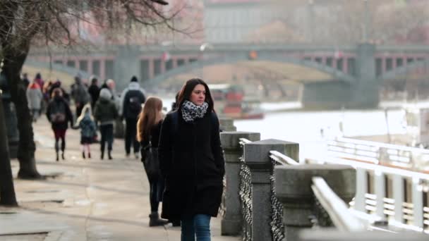 Kvinna Promenader Vid Prags Flod Begrunda Och Dagdrömma Beundra Europeisk — Stockvideo