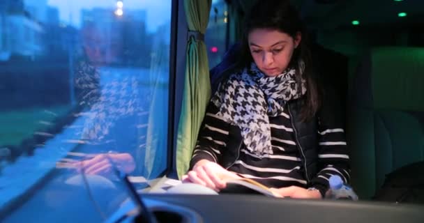 Επιβάτης Που Ταξιδεύει Λεωφορείο Και Βιβλίο Ανάγνωσης Νύχτα — Αρχείο Βίντεο