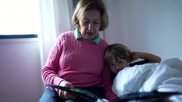 Grootmoeder Vertelt Een Verhaal Aan Peuter Kleinzoon Grootouder Holding Boek — Stockvideo