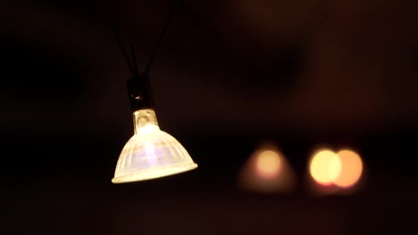 Выключаю Потолочный Свет Лампочки — стоковое видео
