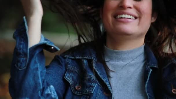Junge Frau Stellt Haare Nach Draußen — Stockvideo