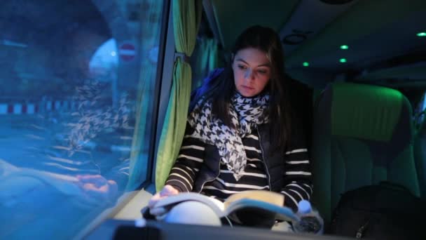 Gece Otobüsle Seyahat Ederken Kitap Okuyan Kadın — Stok video