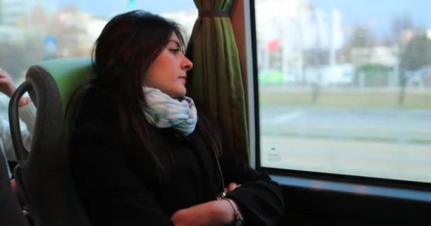 Pencereden Bakan Otobüsle Seyahat Eden Yorgun Yolcu Kadın — Stok video