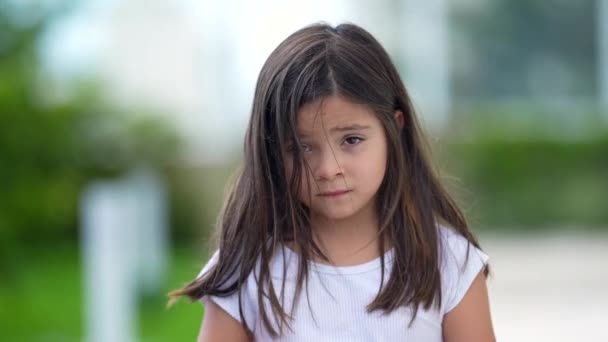 Menina Pequena Ajustando Cabelo Fora Criança Feminina Colocando Cabelo Sobre — Vídeo de Stock