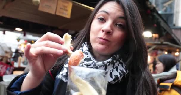 Νεαρή Γυναίκα Τρώει Παραδοσιακή Ουγγρική Κανέλα Κέικ Καμινάδα Γλυκό Επιδόρπιο — Αρχείο Βίντεο
