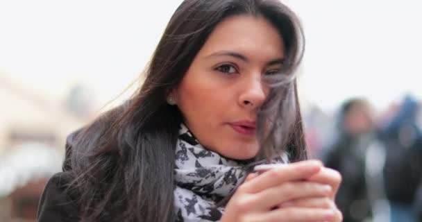 Kvinna Blåser För Att Kyla Ner Varm Dryck Flicka Som — Stockvideo