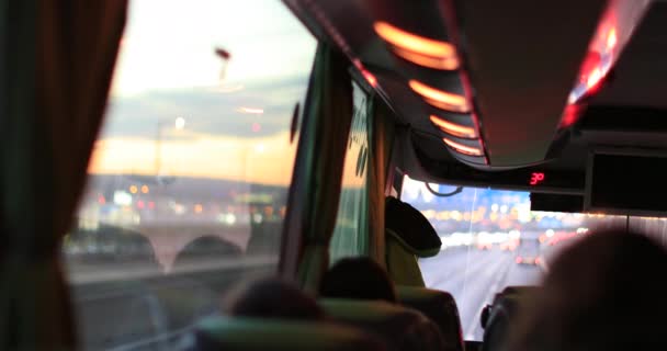 乘坐穿梭巴士穿越欧洲国家时的乘客观感 — 图库视频影像