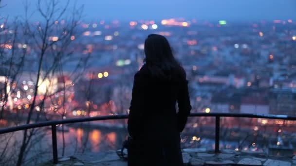 Femme Regardant Vue Paysage Urbain Ville Nuit Pensif Penser Vie — Video