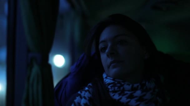 Kobieta Podróżująca Autobusem Nocy — Wideo stockowe