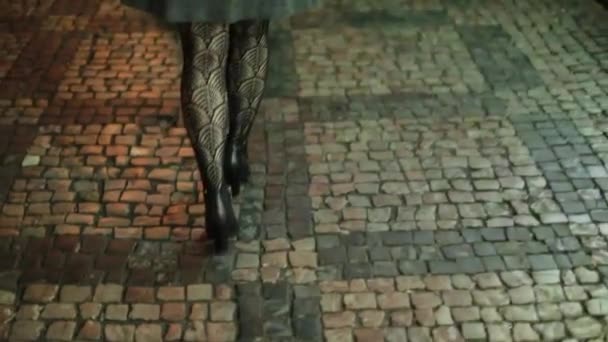 Punto Vista Mujer Caminando Sobre Adoquines Ciudad Medieval Por Noche — Vídeo de stock