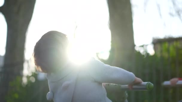 Liten Pojke Leker Lekplatsen Park Utanför Barn Har Kul — Stockvideo