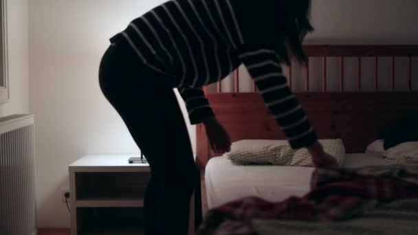 Femme Fait Son Lit — Video