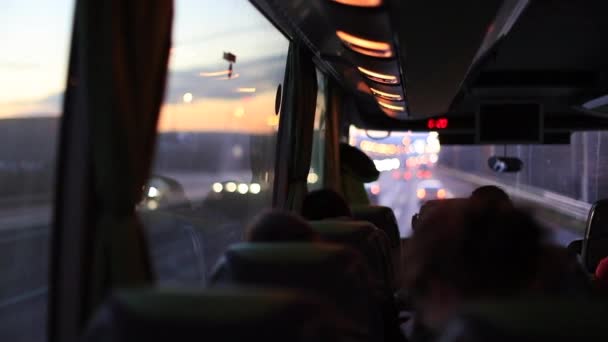 晚上的内部总线 在晚上乘巴士在路上行驶 — 图库视频影像