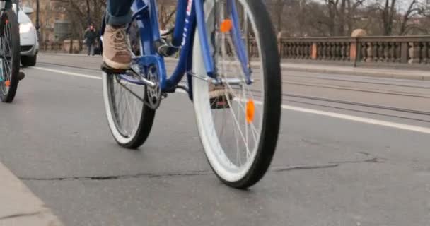 Крупный План Велосипедиста Проходящего Мимо Камеры — стоковое видео