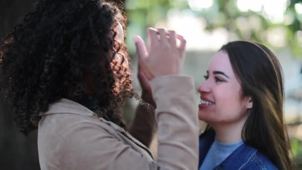 Dos Mujeres Jóvenes Abrazadas Apoyo Empatía Juntas Dos Personas Diversas — Vídeos de Stock