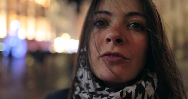 Ung Kvinna Som Pratar Med Kameran Natten Tjejen Vittnar Vad — Stockvideo
