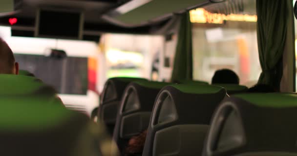 乘客的视角在公共汽车内 乘坐旅游巴士人士的Pov — 图库视频影像
