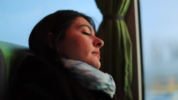 Egy Alszik Miközben Busszal Utazik Buszozás Közben Alvó Utaslány — Stock videók