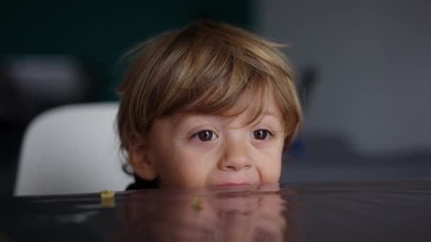 Bébé Tout Petit Hypnotisé Par Écran Enfant Mordant Table Tout — Video