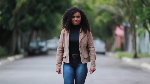 Mulher Negra Orgulhosa Fora Menina Brasileira Caminha Para Frente Câmera — Vídeo de Stock