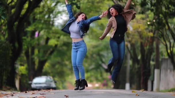 Deux Filles Diverses Sautent Joie Dans Air — Video