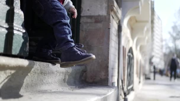 Glückliches Kind Das Der Stadtstraße Nach Draußen Tritt Kleiner Junge — Stockvideo