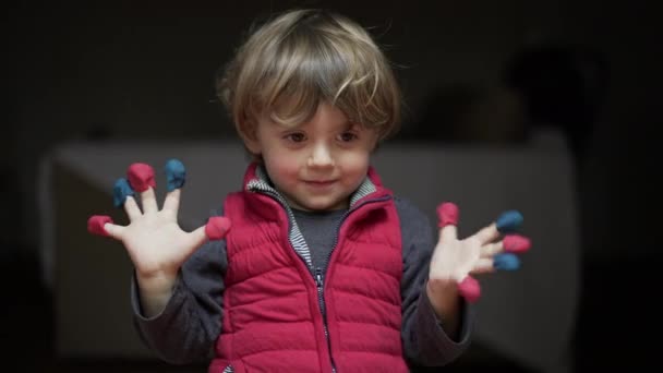 Bebé Niño Jugando Con Plastilina Las Manos Los Dedos — Vídeos de Stock