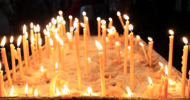 Membakar Lilin Dalam Gereja Katedral Untuk Berdoa — Stok Video