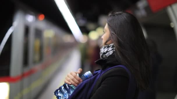 地铁到达站台 妇女即将进入现代交通系统 女孩站在站台上等火车来 — 图库视频影像