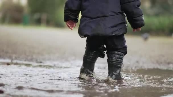 Batole Chlapec Běží Uvnitř Louže Deštěm Boty Venku Parku — Stock video