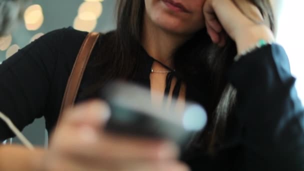 Mujer Rascándose Cabeza Mientras Protagoniza Dispositivo Teléfono Celular — Vídeo de stock