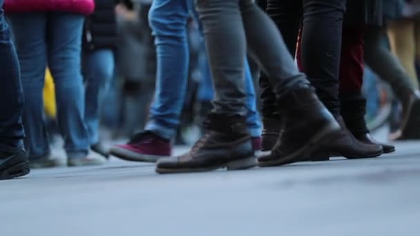 Close Crowd Feet 120Fps Legs Crowd People Walking Street — Stock Video