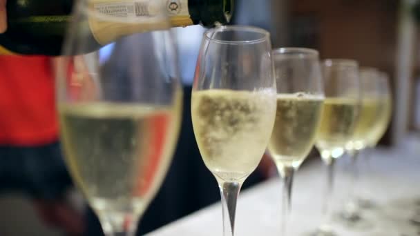 Versando Champagne Nel Bicchiere — Video Stock