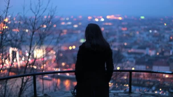 Femme Regardant Paysage Vue Sur Ville Nuit Pensif Penser Vie — Video