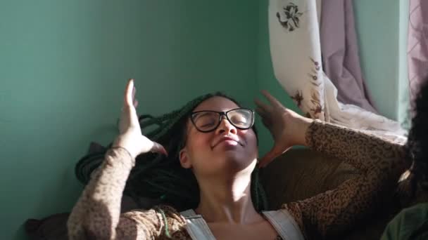 Een Zwarte Latina Volwassen Meisje Spelen Met Gevlochten Kapsel Een — Stockvideo