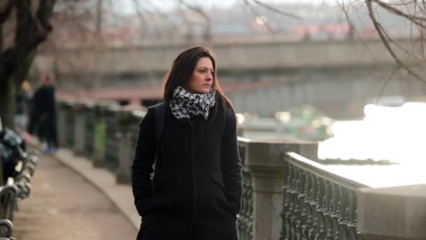 Kvinna Promenader Vid Prags Flod Begrunda Och Dagdrömma Beundra Europeisk — Stockvideo