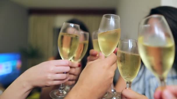 Друзья Болеют Бокалы Шампанского Настоящая Искренняя Группа Друзей Встречающихся Приветствующих — стоковое видео