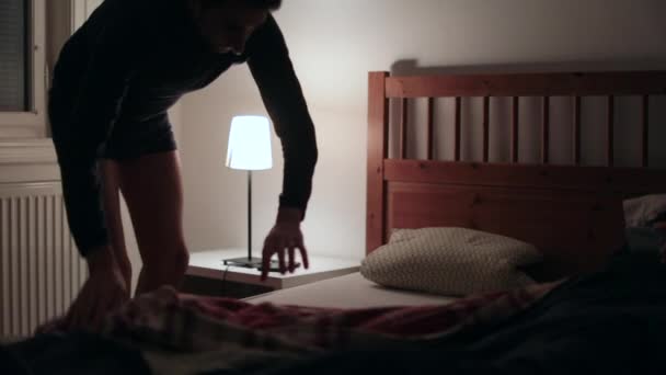 Hombre Prepara Para Cama Dormir Persona Acuesta Cama Apaga Mesa — Vídeo de stock