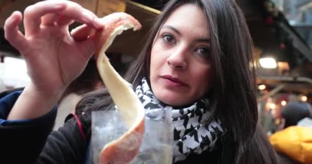 Chica Comiendo Tradicional Húngaro Pastel Canela Chimenea Dulce Postre — Vídeo de stock