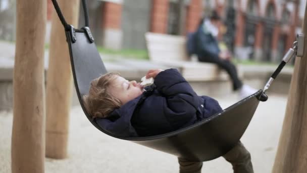 Μικρό Αγόρι Χαλαρώνοντας Lounging Στην Παιδική Χαρά Παιδί Σηκωθεί Από — Αρχείο Βίντεο