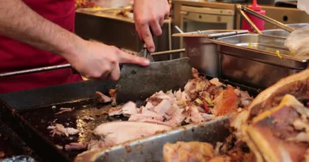 屠夫用大刀切肉 在4K的食物市场上 人手切肉及切肉的特写 — 图库视频影像