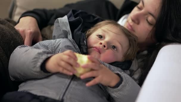 Cansado Mãe Cochilando Lado Criança Sofá Sofá — Vídeo de Stock