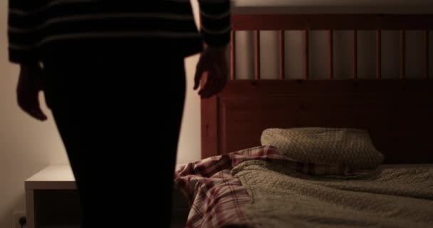 女人准备上床睡觉睡觉了 人们躺在床上 关掉床边的床头柜 — 图库视频影像