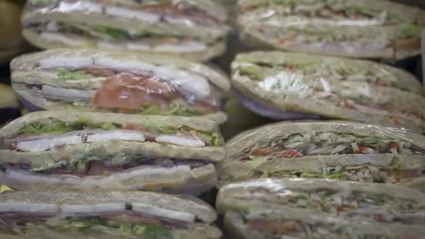 Sandwiches Laden Durch Ein Glasfenster Sandwich — Stockvideo